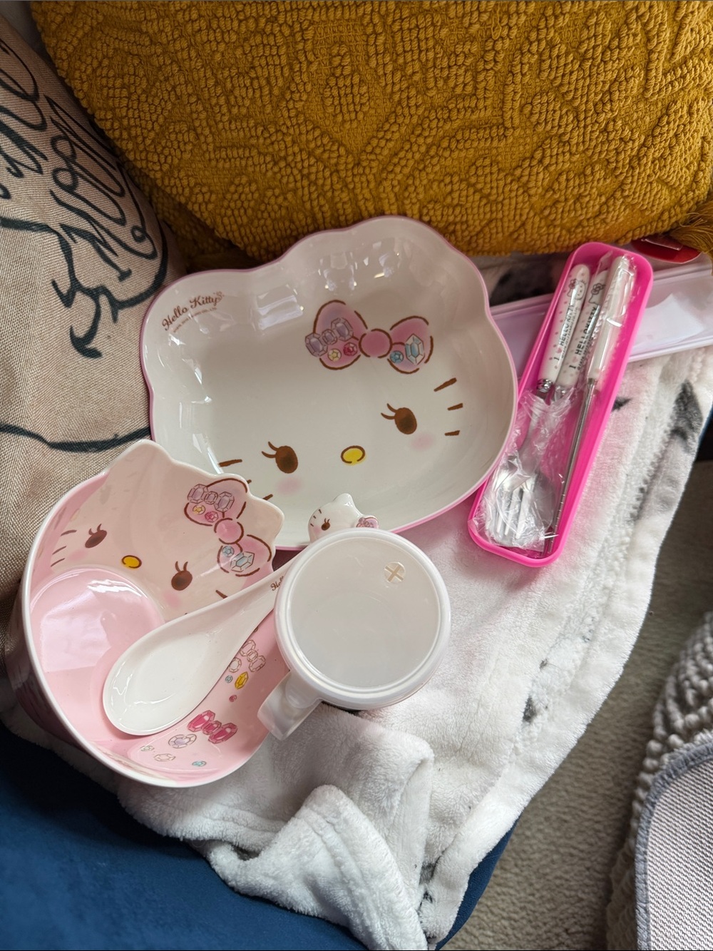 Hello Kitty Pink and White Bento Dinnerware Set with Pink Utensil Case